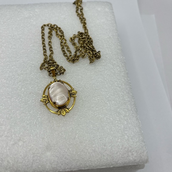 Gold Tone and Light Pink Stone Oval Leaf Pendant Necklace Vintage - Picture 14 of 16